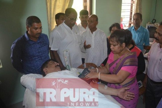 Health Minister donates blood on Motherâ€™s Day